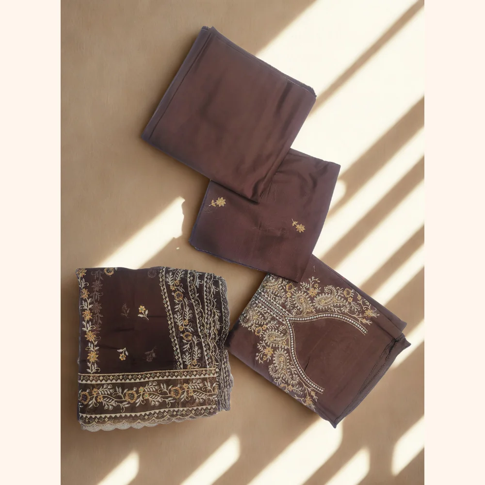 Laiba Luxury Embroidered Lawn 3PC Suit Article 4